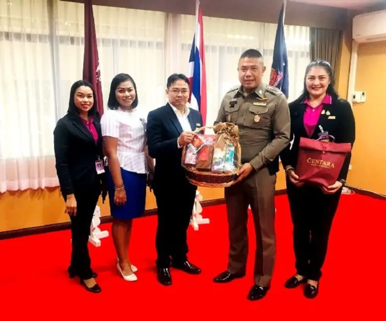 นายมนูญ วุฒิ (กลาง) ผู้จัดการทั่วไปพร้อมด้วย นางสาว...