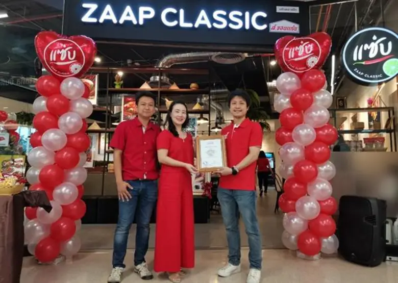 นายจรัสภล รุจิราโสภณ (ขวา) ประธานเจ้าหน้า...