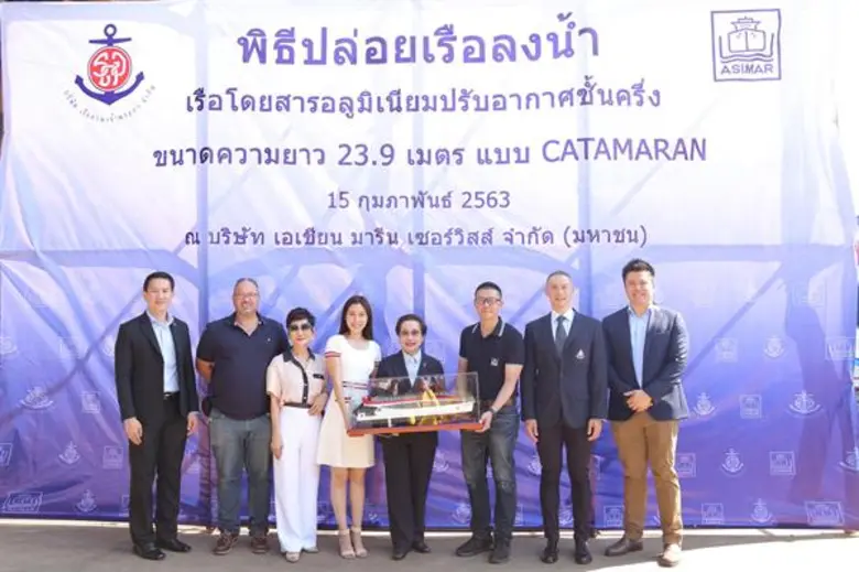 คุณสุรเดช ตัณฑ์ไพบูลย์ (ที่ 3 จากขวา) ประ...