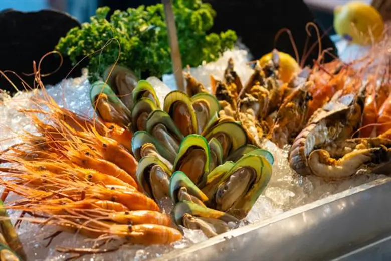 ห้องอาหาร 100° อีสต์ (100° East) โรงแรม อ...