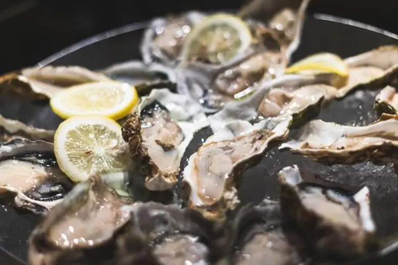 เพลิดเพลินกับบุฟเฟ่ต์นานาชาติมื้อค่ำ ครบครันด้วยซีฟู้ดสดใหม่ ณ ห้องอาหาร 100? อีสต์ โรงแรม อนันตรา สาทร กรุงเทพ