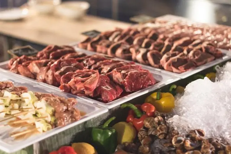 เพลิดเพลินกับบุฟเฟ่ต์นานาชาติมื้อค่ำ ครบครันด้วยซีฟู้ดสดใหม่ ณ ห้องอาหาร 100? อีสต์ โรงแรม อนันตรา สาทร กรุงเทพ