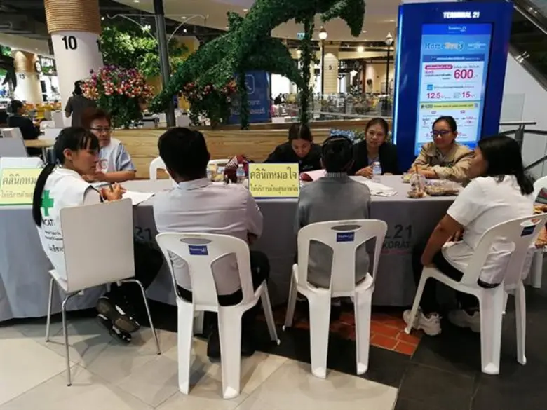 นายกรัฐมนตรี เยี่ยม “คลินิกหมอใจ ” ที่ห้างเทอร์มินอล21 โคราช ชื่นชมให้กำลังใจทีมเยียวยาจิตใจ ผู้ตรวจสธ. เขตสุขภาพที่ 9 ผนึกกำลัง “ทีมเยียวยาจิตใจ” จากชัยภูมิ บุรีรัมย์ สุรินทร์ สมทบปักหลักบริการร่วมที่คลินิก