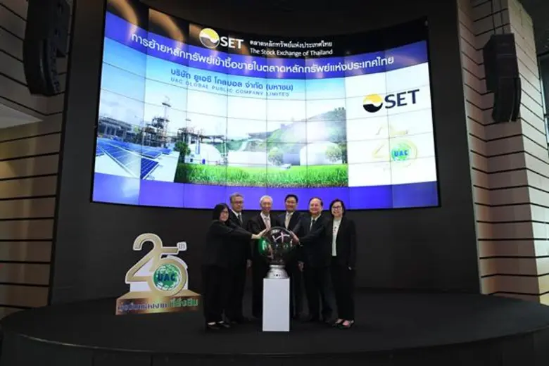 ดร.ภากร ปีตธวัชชัย (กลางขวา) กรรมการและผู...