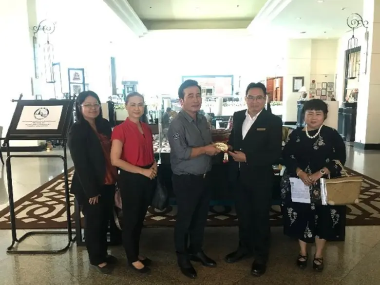 นายมนูญ วุฒิ (สองจากขวา) ผู้จัดการทั่วไป ...