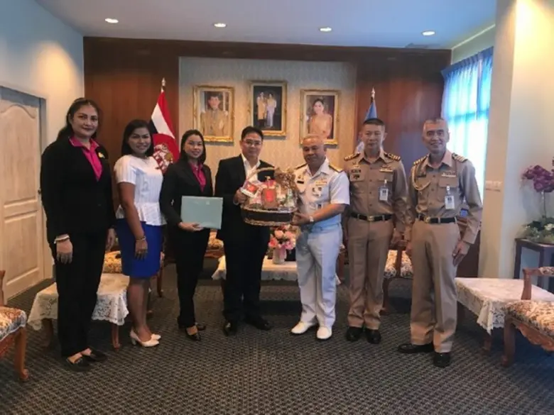 นายมนูญ วุฒิ (กลาง) ผู้จัดการทั่วไปพร้อม ...