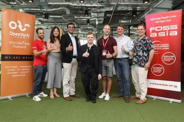 ดร.จอห์น เลสลี่ มิลลาร์ (กลาง) ประธานเจ้าหน้าที่ฝ่า...