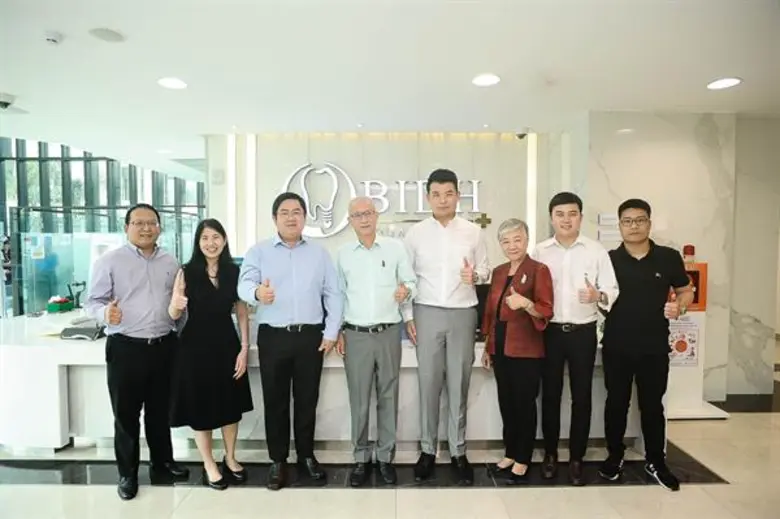 นายแพทย์อำนาจ เอื้ออารีมิตร (คนที่ 4 จากซ...