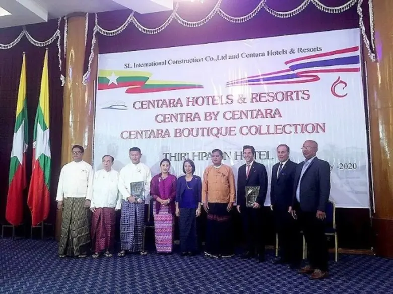 มาร์คแลนด์ เบลคล็อค (ที่ 3 จากขวา) รองประ...