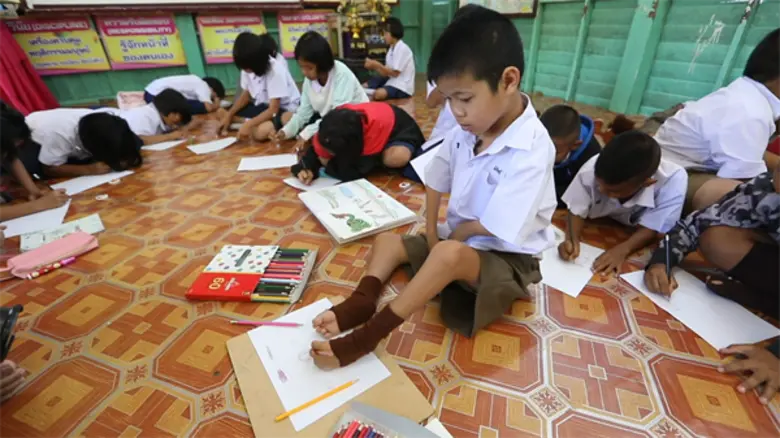 ทีวีไกด์: รายการ "ไทยทึ่ง" “แชมป์” พาทึ่ง “น้องยูโร” จิตรกรน้อยใช้เท้าวาดรูป จ.นครราชสีมา