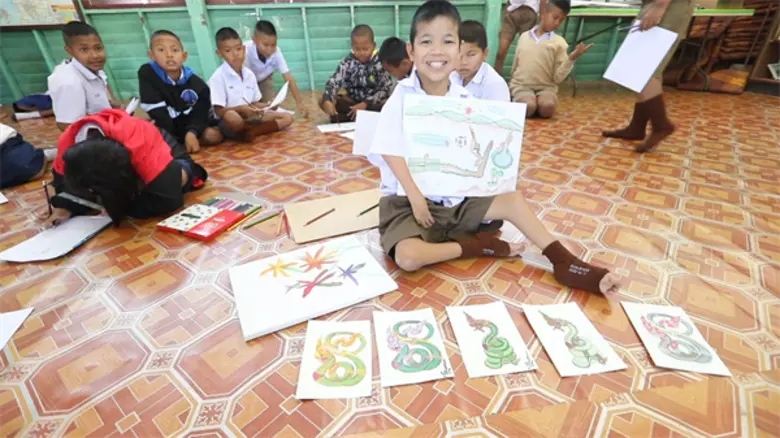 ทีวีไกด์: รายการ "ไทยทึ่ง" “แชมป์” พาทึ่ง “น้องยูโร” จิตรกรน้อยใช้เท้าวาดรูป จ.นครราชสีมา