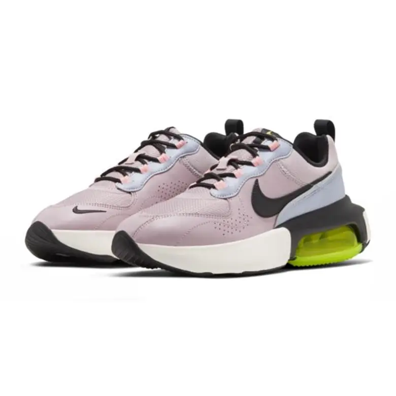 เมื่อปี 1992 ไนกี้นำเสนอรองเท้าตระกูลแอร์...