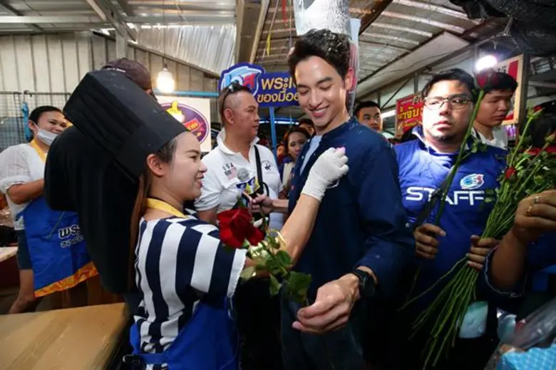 “เอสโคล่า” ระเบิดแคมเปญ “เอสโคล่า พระเอกของมื้ออร่อย” คว้า “เจมส์ จิ” เสริมทัพ 3 สหายพรีเซ็นเตอร์สุดเกรียน “บอย-เกรท-อาเล็ก” เปิดตัวครั้งแรก! ตะลุยแจกความซ่า ตลาดดอนหวาย