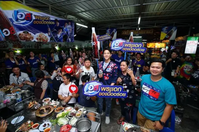 “เอสโคล่า” ระเบิดแคมเปญ “เอสโคล่า พระเอกของมื้ออร่อย” คว้า “เจมส์ จิ” เสริมทัพ 3 สหายพรีเซ็นเตอร์สุดเกรียน “บอย-เกรท-อาเล็ก” เปิดตัวครั้งแรก! ตะลุยแจกความซ่า ตลาดดอนหวาย