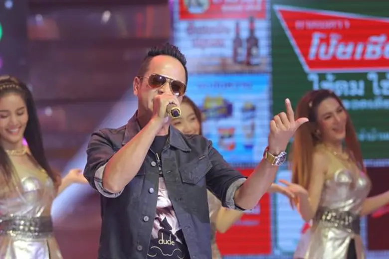 เป็นนักร้องสองหนุ่มคนดังสุดเก๋า เสียงดี ม...