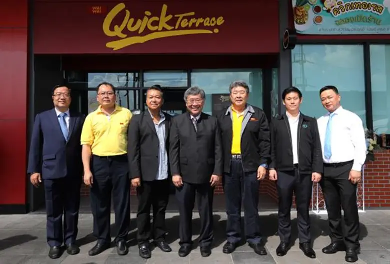 ม.ล.ศิริเฉลิม สวัสดิวัตน์ (ที่ 3 จากซ้าย)...