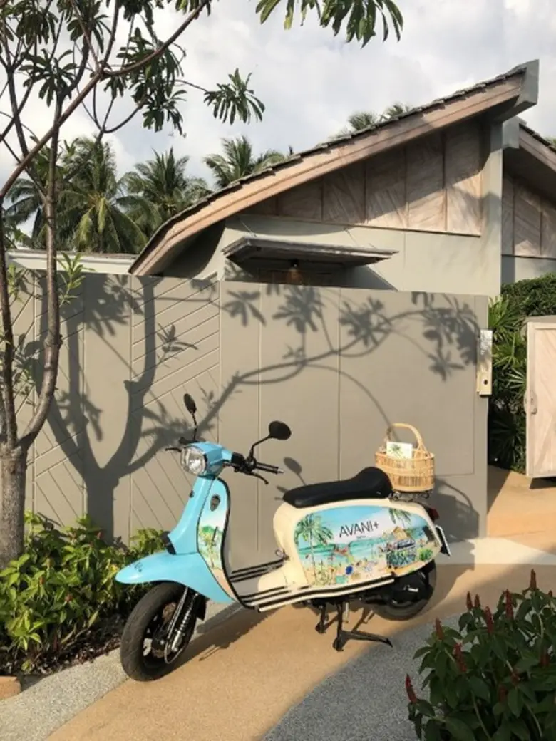 อวานี พลัส สมุย ฉลองครบรอบ 1 ปี เปิดตัวสกู๊ตเตอร์ Scomadi ลายพิเศษ โดยศิลปินสีน้ำชื่อดัง Pearadastyle สำหรับการเที่ยวสมุยอย่างมีสไตล์