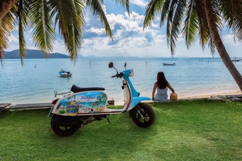 อวานี พลัส สมุย ฉลองครบรอบ 1 ปี เปิดตัวสกู๊ตเตอร์ Scomadi ลายพิเศษ โดยศิลปินสีน้ำชื่อดัง Pearadastyle สำหรับการเที่ยวสมุยอย่างมีสไตล์