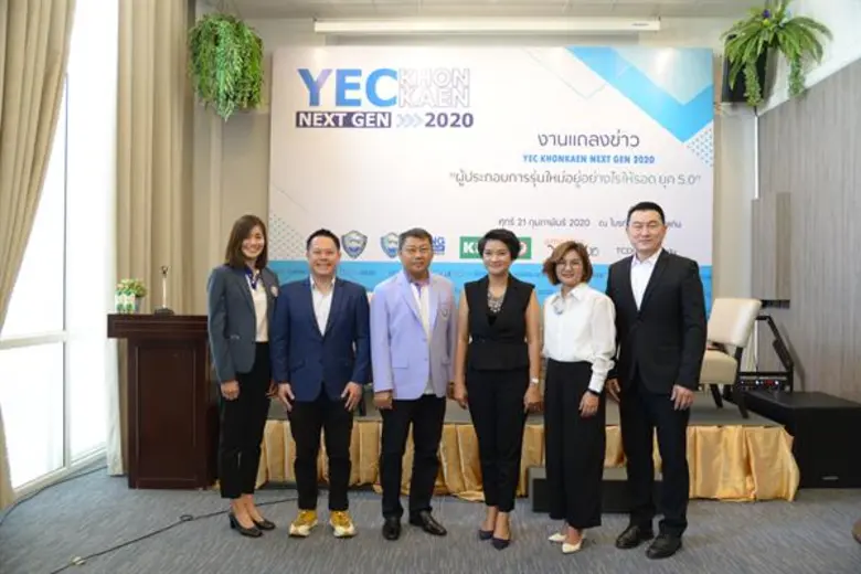 นายสิริพัฒน์ อรรฆย์ศุภกุล (ขวา) ผู้อำนวยก...