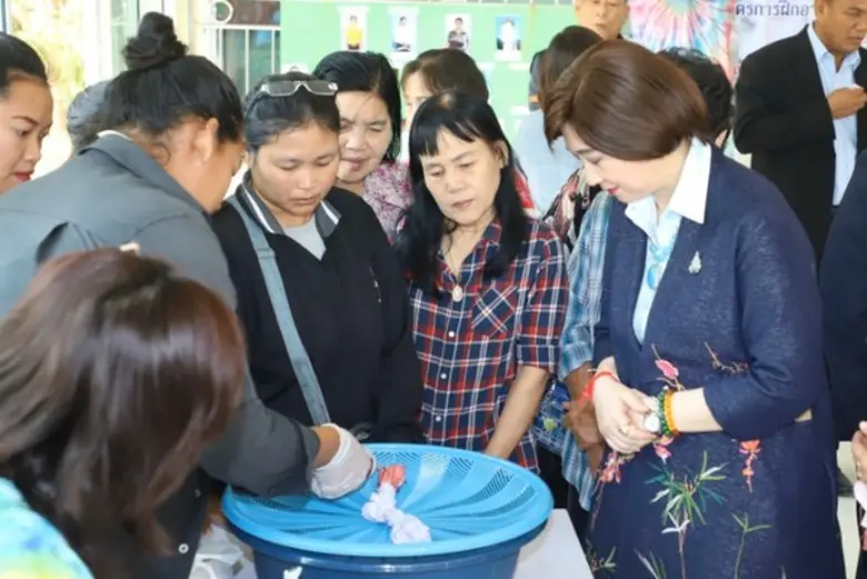 ก.แรงงาน นำทัพ ฝึกอาชีพ กลุ่มแรงงานอิสระบ้านแพ้ว