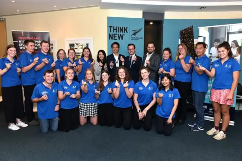 มร.เจมส์ แอนเดอร์เซน (ที่ 6 จากขวา) อุปทู...