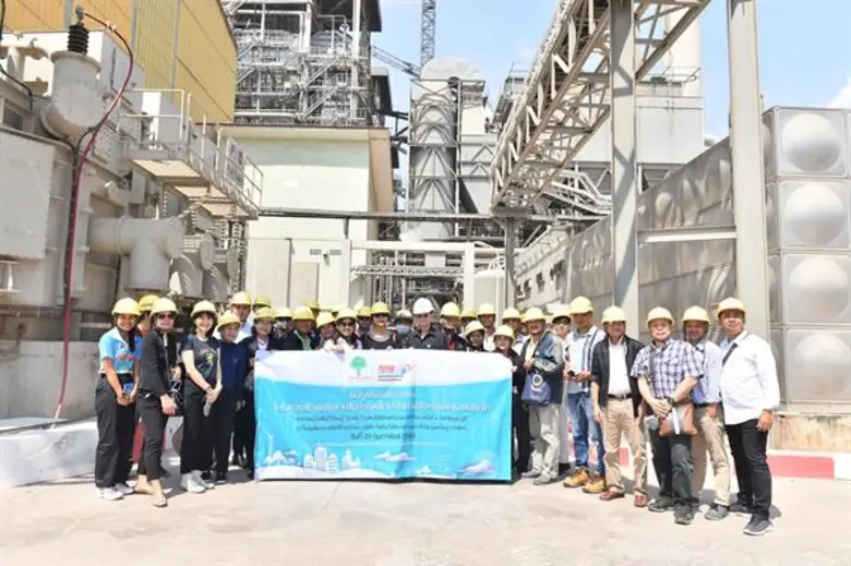 นางดรุณวรรณ ชาญพิพัฒนชัย (แถวหน้าที่ ๘ จา...