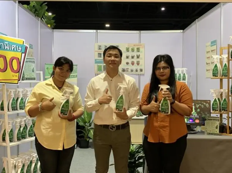 นายวศิน ดำรงสกุลวงษ์ (กลาง) กรรมการและผู้...