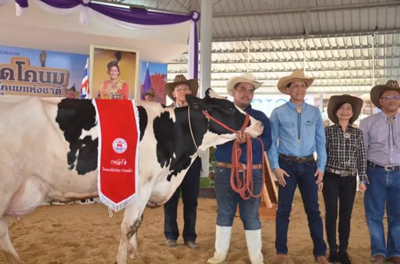 2 เกษตรกรโคนมสุดปลื้ม คว้าถ้วยพระราชทานชนะเลิศประกวดโคนม รัชกาลที่ 10 และถ้วยพระราชทานจากสมเด็จพระกนิษฐาธิราชเจ้า กรมสมเด็จพระเทพรัตนราชสุดาฯ