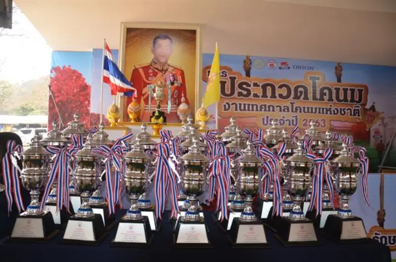 2 เกษตรกรโคนมสุดปลื้ม คว้าถ้วยพระราชทานชนะเลิศประกวดโคนม รัชกาลที่ 10 และถ้วยพระราชทานจากสมเด็จพระกนิษฐาธิราชเจ้า กรมสมเด็จพระเทพรัตนราชสุดาฯ