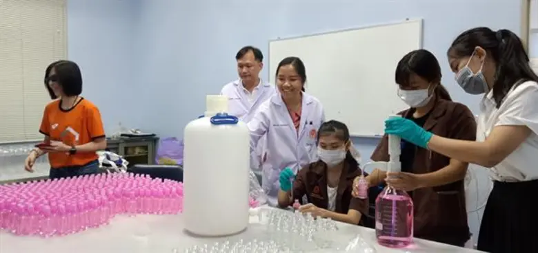 สจล. ผลิตสเปรย์และเจลแอลกอฮอล์พกพา แจกจ่ายแก่นักศึกษาและชุมชน เพื่อป้องกันไวรัสโควิด-19