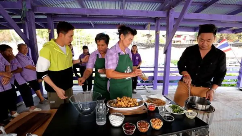 ทีวีไกด์: รายการ “ครัวลั่นทุ่ง” จุ๊บจิ๊บ เชิญยิ้ม ล่องแพจับปลาแรดมาทอดกรอบ ในรายการ“ครัวลั่นทุ่ง”ช่อง 8