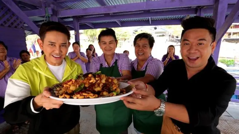 ทีวีไกด์: รายการ “ครัวลั่นทุ่ง” จุ๊บจิ๊บ เชิญยิ้ม ล่องแพจับปลาแรดมาทอดกรอบ ในรายการ“ครัวลั่นทุ่ง”ช่อง 8