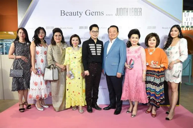 สุริยน ศรีอรทัยกุล (คนกลาง) กรรมการผู้จัด...