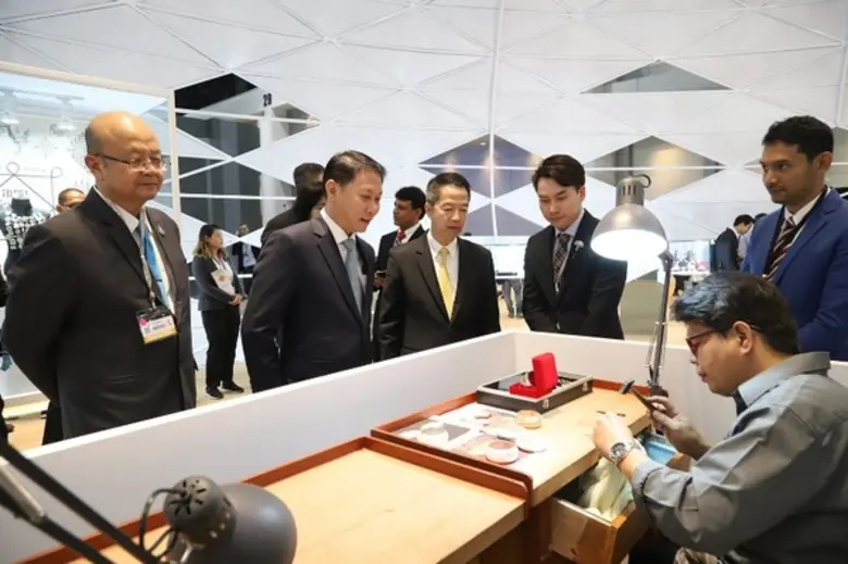 พาณิชย์มอบรางวัล “มิตรแท้การค้าไทย 2563” ประเดิมในงานบางกอกเจมส์ ครั้งที่ 65 มุ่งผลักดันการค้า สร้างสัมพันธ์ ขยายโอกาสสินค้าบริการ ปั๊มยอดส่งออก ฝ่าวิกฤตโควิด-19