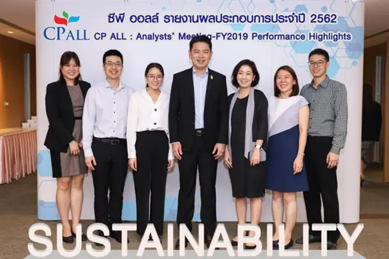 นายเกรียงชัย บุญโพธิ์อภิชาติ (กลาง) Chief...