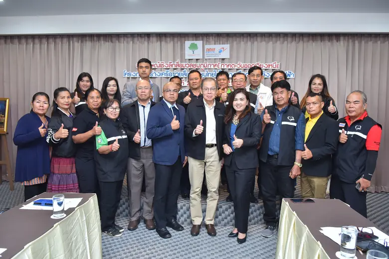 นายเอกประพันธ์ อักษรพันธ์ (กลาง) ผู้อำนวย...