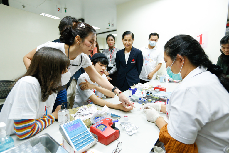 สหมงคลฟิล์มครบรอบ 50 ปี แท็คทีม Tencent Games และ Garena Thailand ระดมนักแสดง Mother Gamer และเหล่าโปรเพลเยอร์ อีสปอร์ต ชวนจับคู่ - บริจาคเลือดให้สภากาชาด ในโครงการ BLOOD HERO เติมเลือด เติมHEAL ให้ครบล้านซีซี