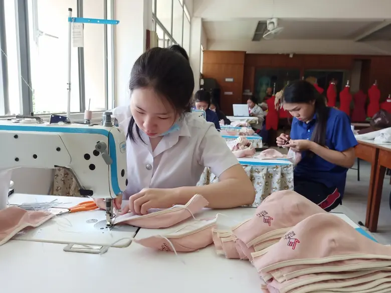 สอศ. ผลิตหน้ากากอนามัยมาตรฐานแจก 50,000 ชิ้นป้องกันฝุ่นละออง PM 2.5 และโควิด 19