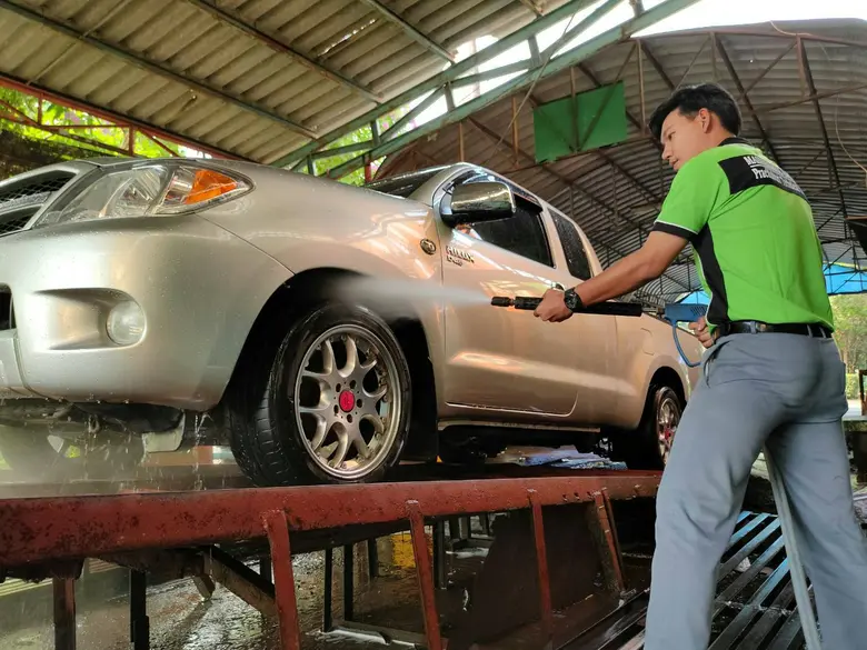 ยืนหนึ่งด้านบริการ ! เด็กเทคนิคปราจีนเปิดศูนย์ ME Car Care ให้บริการล้างอัดฉีดและเคลือบเงารถยนต์และรถจักรยานยนต์ สร้างรายได้หลายหมื่นบาทต่อเดือน
