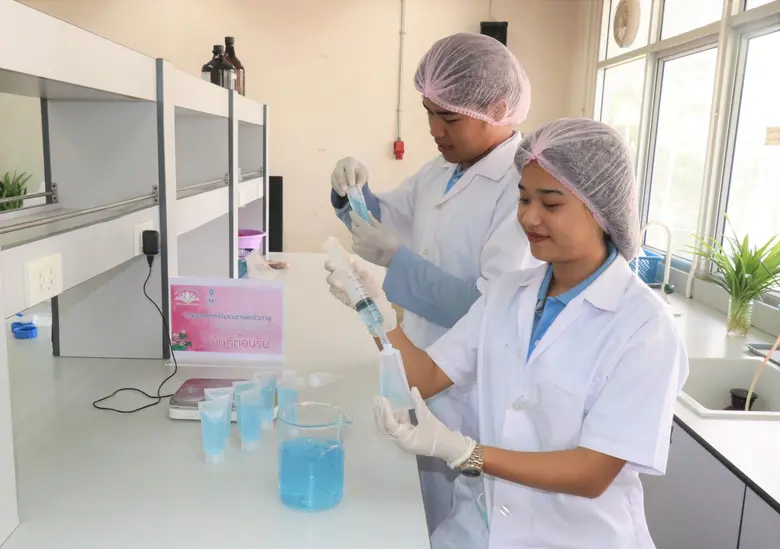 ม.ทักษิณ ผลิตเจลล้างมือสูตรแอลกอฮอล์ 70% เพื่อแจกจ่ายให้กับประชาชนทั่วไป เตรียมพร้อมรับมือสถานการณ์ไวรัสโคโรน่า (Covid-19) ในพื้นที่ภาคใต้