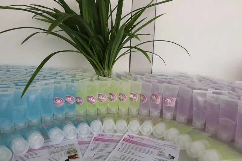 ม.ทักษิณ ผลิตเจลล้างมือสูตรแอลกอฮอล์ 70% เพื่อแจกจ่ายให้กับประชาชนทั่วไป เตรียมพร้อมรับมือสถานการณ์ไวรัสโคโรน่า (Covid-19) ในพื้นที่ภาคใต้