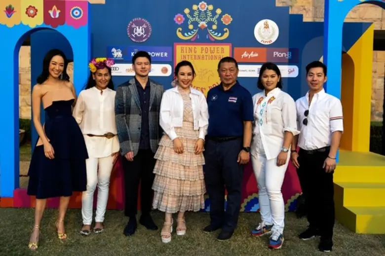 กนกศักดิ์ ปิ่นแสง (ที่ 3 จากขวา) นายกสมาค...