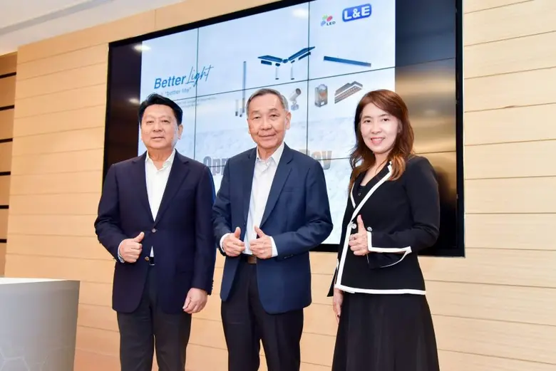 คุณปกรณ์ บริมาสพร (กลาง) ประธานกรรมการบริ...