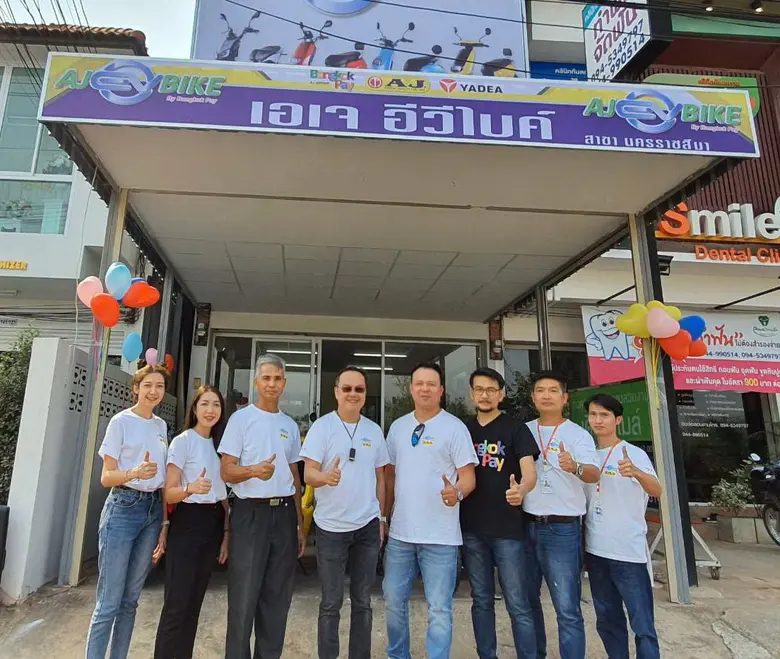 คุณอภิสิทธิ์ ไทเศรษฐวัฒน์กุล (ที่ 4 จากซ้...