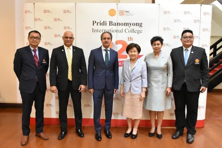 รองศาสตราจารย์เกศินี วิฑูรชาติ อธิการบดีม...