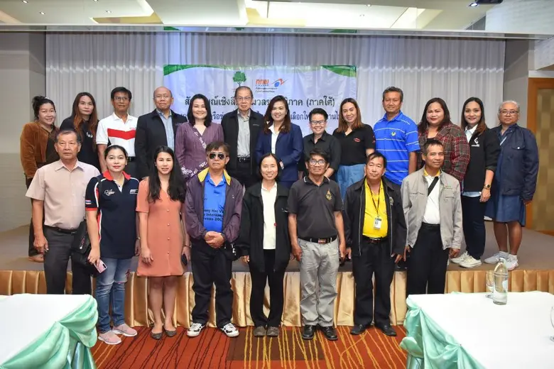 นางสาวอังคณา กิตติชัยพฤกษ์ (แถวบนที่ ๕ จา...