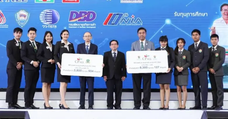 นายปิยะวัฒน์ ฐิตะสัทธาวรกุล (กลาง) รองประ...