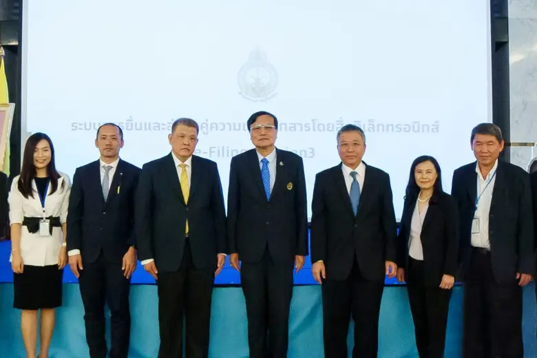 ว่าที่ร้อยตรี ดร.ถวัลย์ รุยาพร (กลาง) นาย...