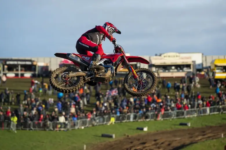 ยอดนักบิดทางฝุ่นชาวสโลวีเนีย ทิม ไกจ์เซอร...