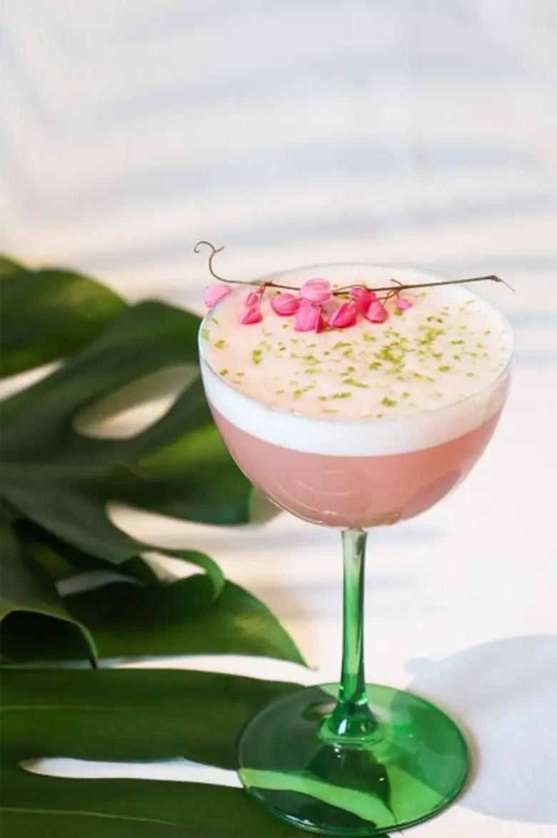 สัมผัสประสบการณ์จิบน้ำชายามบ่าย “New Tanqueray No. TEN Afternoon Tea” ต้อนรับบรรยากาศสุดสดชื่นแห่งฤดูร้อน สะท้อนแรงบันดาลใจผ่านเครื่องดื่มสูตรพิเศษจากแทงเคอเรย์ นัมเบอร์ เท็น ณ เดอะ เซนต์ รีจิส กรุงเทพฯ